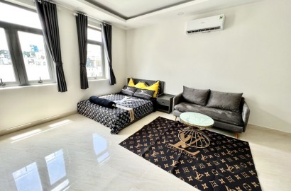 Studio apartment with bright windows on Nguyen Trai street - District 1