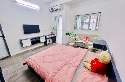 Cho thuê căn hộ 1 phòng ngủ có ban công nhỏ, máy giặt riêng gần chợ Tân Định