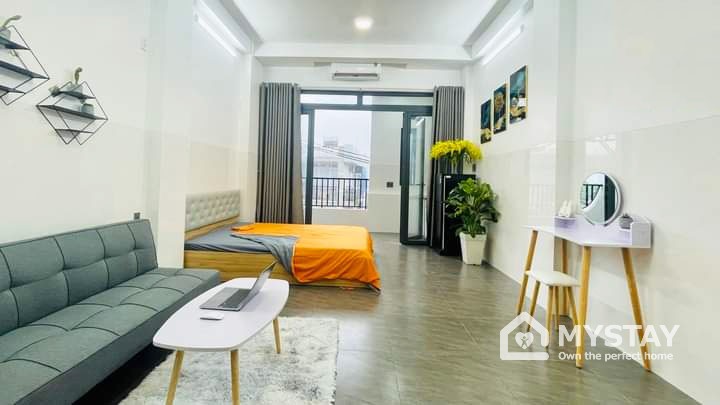 Studio apartment with separate kitchen, balcony on Tran Binh Trong street