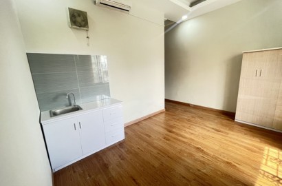 Room for rent with airy window on Nguyen Oanh street