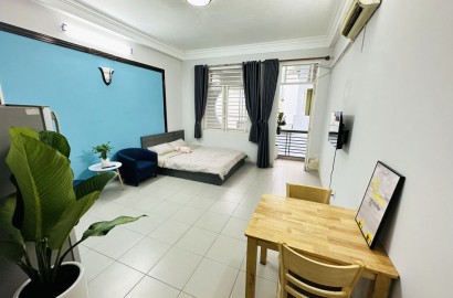 Large studio apartment with balcony on Nguyen Huu Cau street