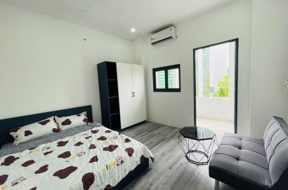 Cho thuê căn hộ 1 phòng ngủ có ban công đường Khánh Hội