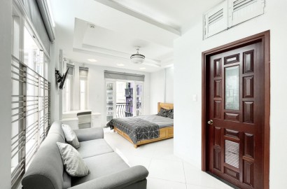 White-tone serviced apartment with balcony on Ly Tu Trong street