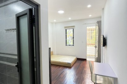 Studio apartment with wooden floor with balcony on Cong Hoa street