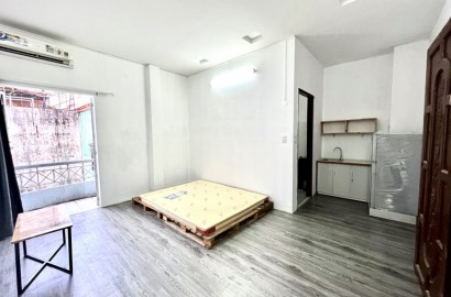 Studio apartment with balcony on Dao Duy Anh street
