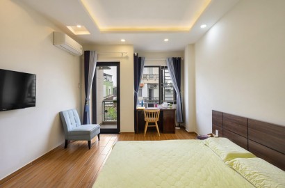 Cho thuê căn hộ 1 phòng ngủ có ban công đường Điện Biên Phủ