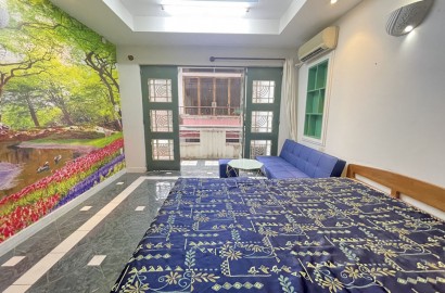 Cho thuê căn hộ 1 phòng ngủ có ban công trên đường Điện Biên Phủ