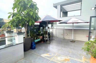 Penthouse with large balcony on Thich Quang Duc street