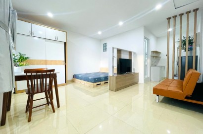 Bright Studio apartment for rent with balcony on Tran Nhat Duat street in District 1