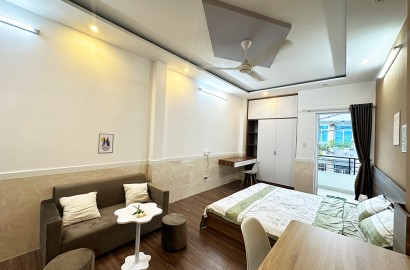 Wooden floor serviced apartment for rent with balcony on Nguyen Van Dau street