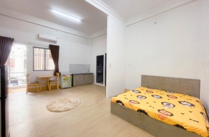 Spacious serviced apartmemt for rent with balcony on Su Van Hanh street