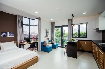 Spacious serviced apartmemt for rent with big balcony on Nguyen Cuu Van Street