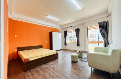 Cho thuê căn hộ 1 phòng ngủ ban công thoáng đường Nơ Trang Long