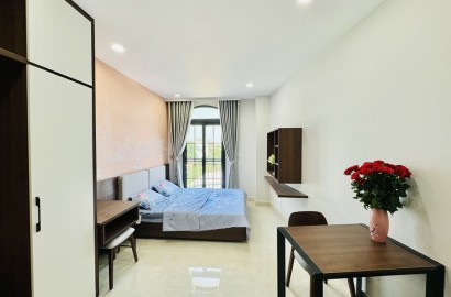 Airy apartment for rent with balcony on Bach Dang Street