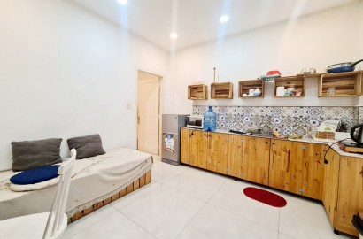 Cho thuê căn hộ dịch vụ 1 phòng ngủ riêng có ban công đường Nguyễn Thái Bình