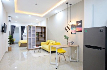 Spacious serviced apartmemt for rent with balcony in Phu Nhuan District