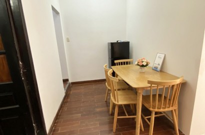 Cho thuê căn hộ 2 phòng ngủ, sàn gỗ đường Nguyễn Thái Bình