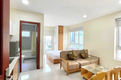 Serviced apartment for rent with balcony, bathtub on Pham Viet Chanh Street